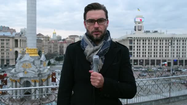 Gazeteci, Rusya 'nın Ukrayna' ya düzenlediği saldırıdan sonra Kiev 'deki haberler hakkında konuştu — Stok video