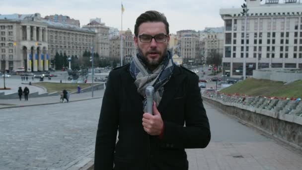 Jurnalis berbicara tentang berita di Kiev setelah serangan Rusia di Ukraina — Stok Video