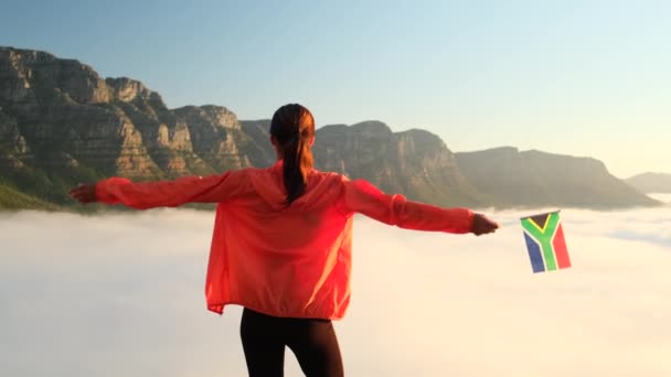 Turista si erge sulla cima sullo sfondo di una montagna tavolo a Città del Capo — Video Stock