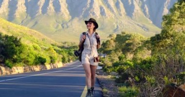 Aktif yürüyüşçü manzaranın tadını çıkarıyor. Güzel havalarda doğa yürüyüşü yapan bir kadın.