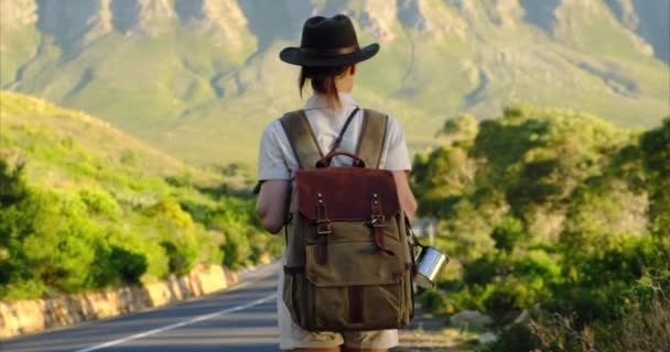 Aktivní turistka si užívá výhled. Žena turistika v přírodě za pěkného počasí — Stock video
