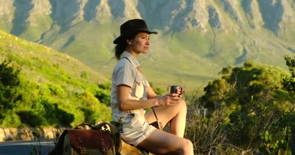 Turista viajero pensar chica relajarse beber té en fondo montaña, mujer descanso — Vídeos de Stock