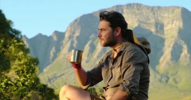 Turista viajero hombre relajarse beber té o café en fondo montaña — Vídeos de Stock