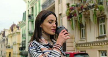 Sabah güneş kahve içme sokakta neşeli kadın.