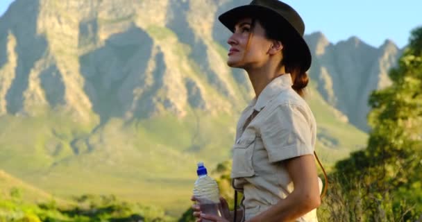 Wanita pejalan kaki minum air sambil mendaki gunung Hoverla di Carpathians — Stok Video