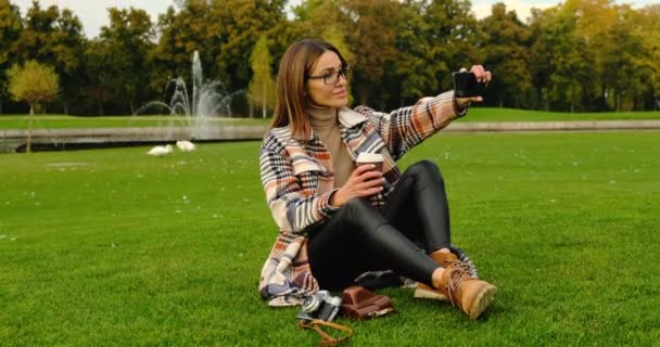 Selfie dívka fotografování na cestování dovolenou ve veřejném parku prázdninová destinace — Stock video