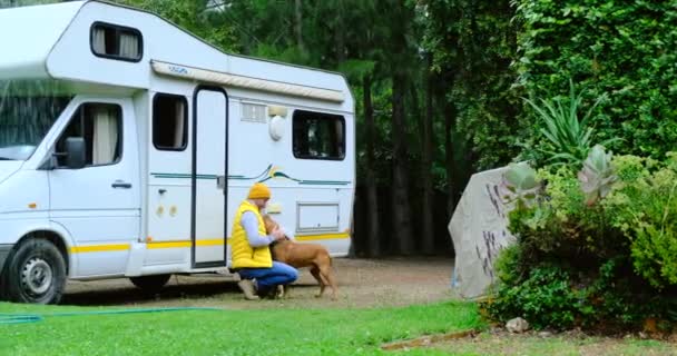 Reisconcept voor zomervakantie in campercamper — Stockvideo