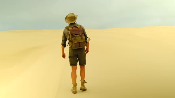 Macho en estilo safari camina por el desierto de arena, muriendo de sed — Vídeos de Stock