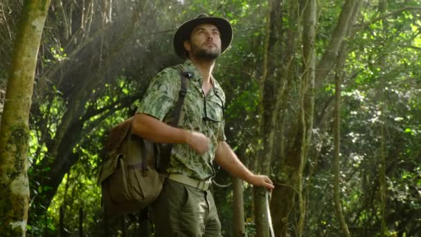 Male traveler in safari style in the jungle. Tourist on summer holiday vacation — Vídeo de Stock