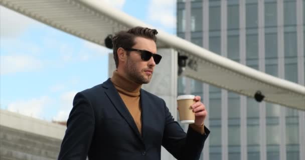 Serio pensativo director de próspera empresa disfrutando del café por la mañana — Vídeos de Stock