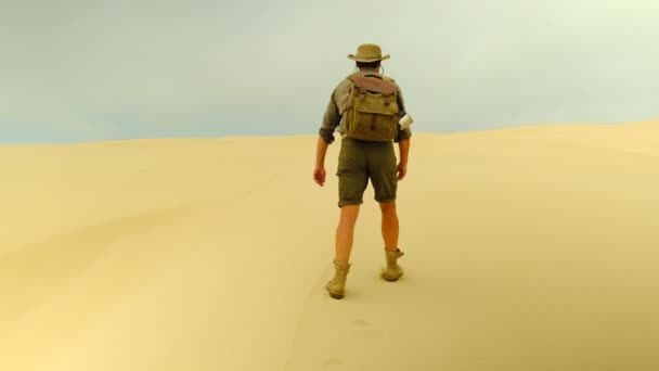 Resenär med ryggsäck på ryggen och trekking stövlar går ner på knä — Stockvideo