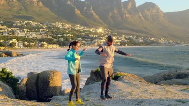 Amis entraînement de fitness ensemble à l'extérieur vivant actif en bonne santé — Video