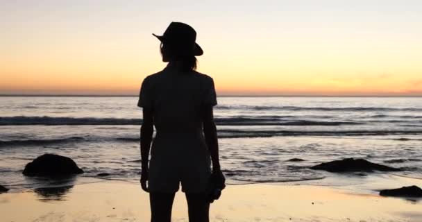 Женщина-блоггер дышит свежим воздухом в океане на фоне гор — стоковое видео