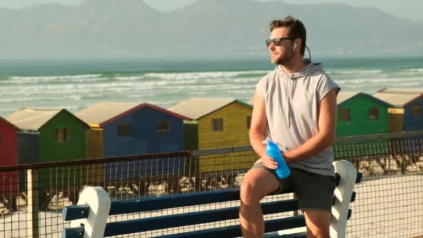 Retrato de un deportista atlético bebiendo algo después del entrenamiento — Vídeo de stock