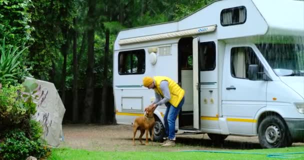 Pemuda Amerika Bergaya Seorang Pria Bepergian Dengan Mobil Rumah Atas — Stok Video