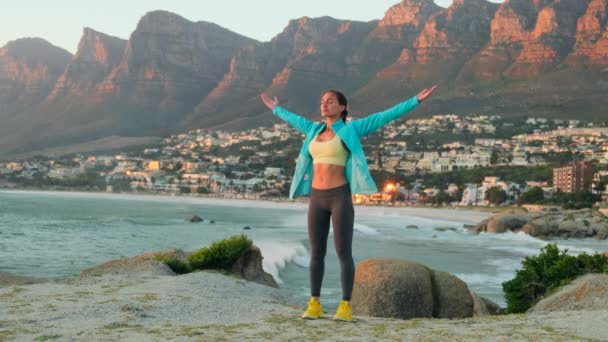 Vrouw die yoga beoefent aan de kust van de tropische oceaan. meisje doen stretching — Stockvideo