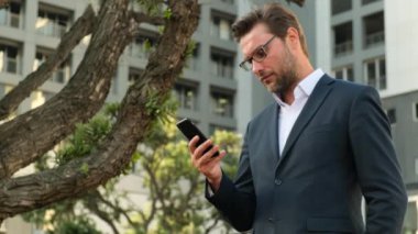 Takım elbiseli şık bir adam çöpçatan sitesinde bir kızla tanışır. Adam cep telefonu kullanıyor, sosyal medya haberleri okuyor, blog yazıları yazıyor, güzel giyiniyor. Gözlüklü işadamı borsa haberlerini kontrol etti