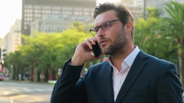 Director Ejecutivo Mediana Edad Utilizando Aplicaciones Móviles Teléfonos Celulares Hombre — Vídeo de stock