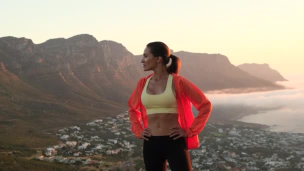 Turuncu Spor Rüzgarlığı Giymiş Ince Atletik Bir Kadın Kollarını Dağın — Stok video