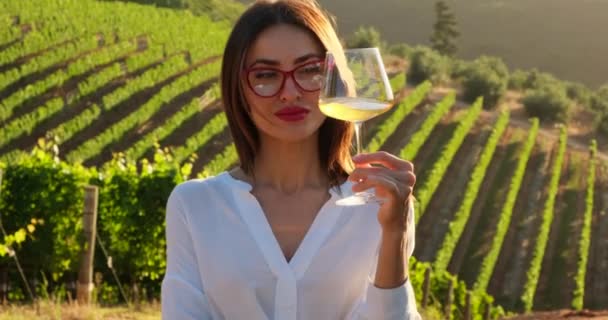 Elegante Vrouwelijke Sommelier Een Wit Shirt Bril Het Testen Van — Stockvideo