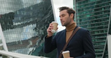 Kahve molasında iş adamı elinde içecekle bardak tutuyor. Refah şirketinin müdürü sabahları bir fincan kahvenin tadını çıkarıyor. Takım elbiseli ve balıkçı yakalı şık bir adam randevuda bir kızı bekliyor.