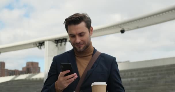 Uomo Completo Con Caffè Telefono Uomo Affari Guardando Sms Sms — Video Stock