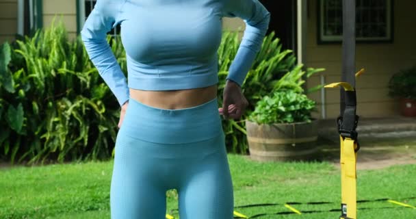 健康的な女性は公園の屋外で彼女の薄い腰を測定します フィットネスや運動の概念 国会の概念と減量 美しい腰を持つ運動女の子 — ストック動画