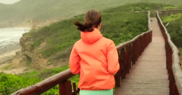 Mujer Bastante Deportiva Corriendo Parque Luz Del Amanecer Chica Deportiva — Vídeos de Stock