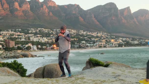 Selbstbewusste Männer Sportkleidung Machen Bei Sommerlichem Sonnenuntergang Sport Beim Boxtraining — Stockvideo