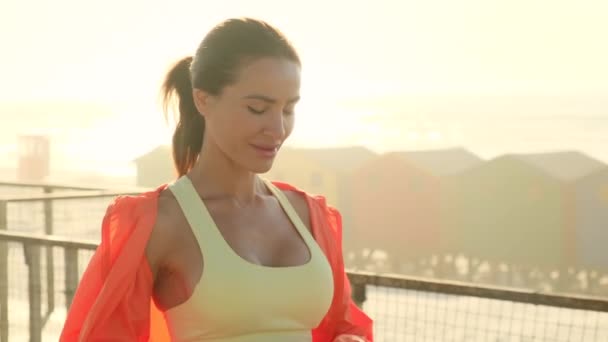 Close Beautiful Female Goes Jogging Sunny Evening Ocean Fitness Sport — Stock Video