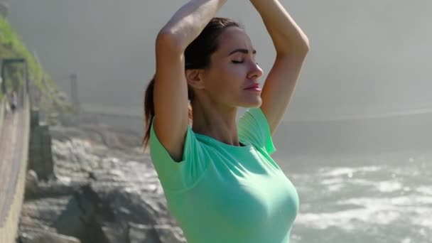 Yoga Girl Formación Aire Libre Sobre Fondo Naturaleza Chica Belleza — Vídeos de Stock