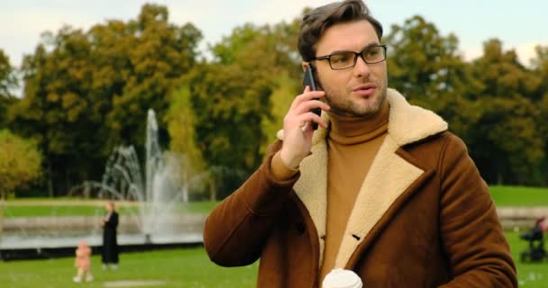 Kafkasyalı Genç Bir Adam Için Akıllı Telefon Tutuyor Ceketli Fularlı — Stok video