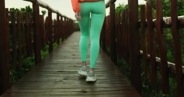 Крупный План Ног Сексуальной Девушки Спортивных Леггинсах Идущей Мосту Длинные — стоковое видео