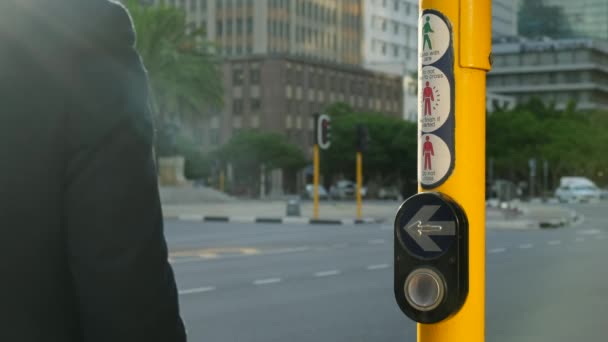 버튼을 누르고 교통을 전환하기 사인을 미국의 안전을 법규와 손가락을 보행자들 — 비디오