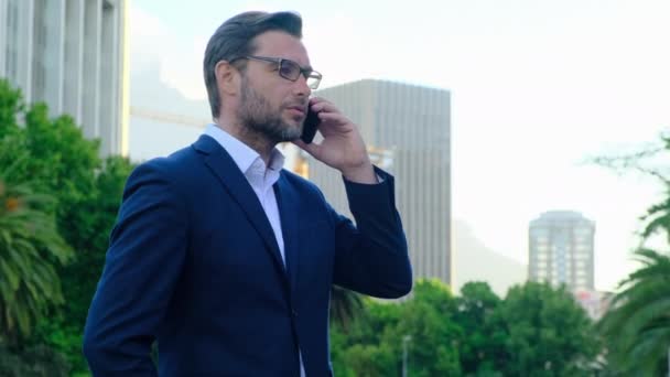 Gros Plan Homme Affaires Confiant Parlant Téléphone Dans Rue New — Video