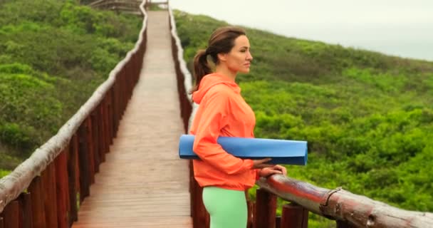 Kadın Yoga Egzersizi Sağlıklı Yaşam Için Poz Vermek Kafkasyalı Sporcu — Stok video