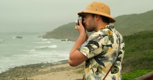 Estilo Vida Jovem Blogueiro Trabalhando Bela Praia Viagens Freelance Verão — Vídeo de Stock