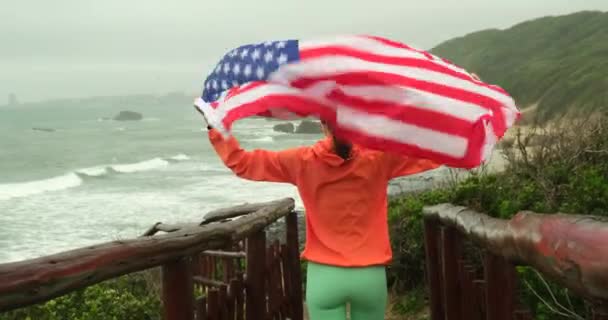 Hrdá Atletka Vlajkou Usa Sportovec Bílém Stojící Americkou Vlajkou Vlájící — Stock video