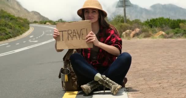 Woman Hitchhiking Blank Sign Travel Young Smilimg Caucasian Tourist Hitchhiking — Stock Video