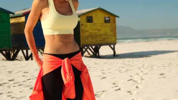 Sportmeisje Verandert Haar Taille Met Een Centimeter Het Strand Tegen — Stockvideo