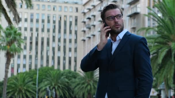 Homme Costume Affaires Qui Parle Téléphone Dans Rue Investisseur Boursier — Video