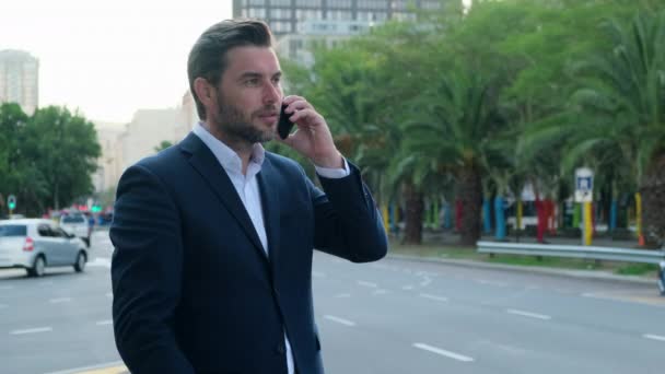 Uomo Giacca Cravatta Che Parla Telefono Strada Investitore Successo Del — Video Stock