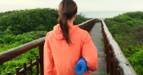 Exercício Ioga Mulher Posar Para Vida Saudável Esportista Caucasiano Olhando — Vídeo de Stock