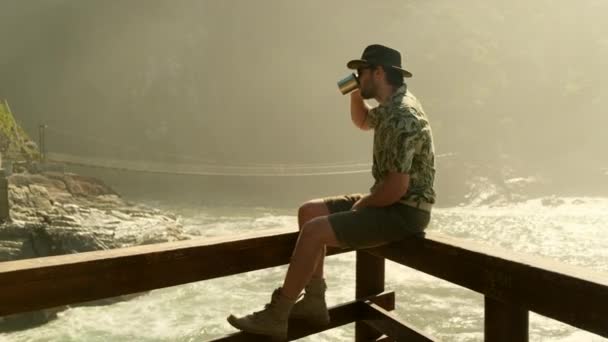Portret Młodego Człowieka Patrzącego Fale Oceanu Pijącego Gorący Napój Przystojniak — Wideo stockowe