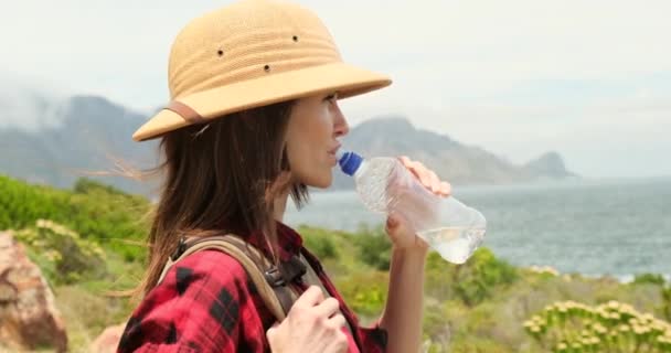 Frau Trinkt Wasser Während Sie Sich Während Der Fahrt Den — Stockvideo