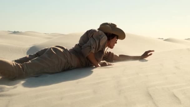 Woman Lie Alone Sunny Desert Lost Out Breath Water Energy — Videoclip de stoc