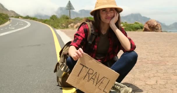 Pretty Woman Tourist Hitchhiking Road Happy Woman Hitchhiking Summer Vacation — ストック動画