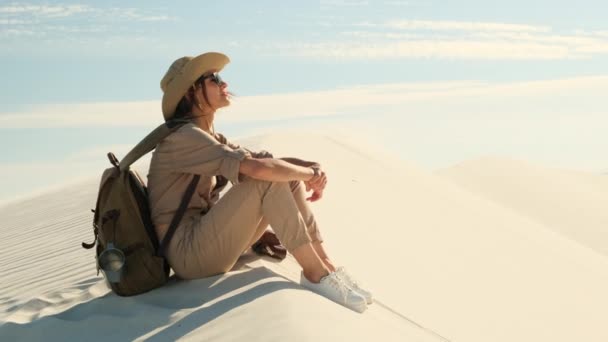 Hikers Climb Sand Dune Red Desert Girl Hat Safari Style — Stockvideo