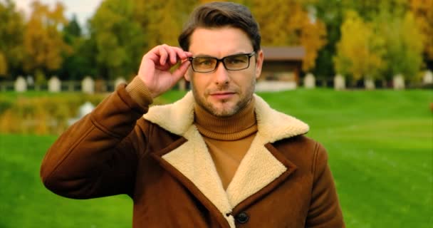 Homem Bonito Jovem Com Barba Vestindo Camisola Casual Óculos Fazendo — Vídeo de Stock