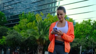 Sosyal medyayı kontrol eden mutlu bir milenyum kızı evde akıllı telefon tutuyor. Gülümseyen genç Latin kadın cep telefonu uygulaması oyunu oynuyor. Sokakta erkek arkadaşını bekleyen şık bir kız.